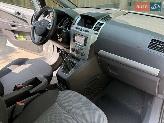 Серый Опель Зафира, объемом двигателя 1.7 л и пробегом 236 тыс. км за 7100 $, фото 8 на Automoto.ua