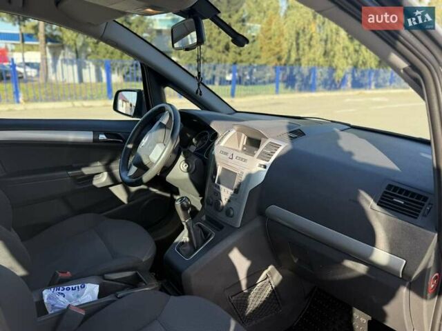 Серый Опель Зафира, объемом двигателя 1.7 л и пробегом 236 тыс. км за 7100 $, фото 4 на Automoto.ua