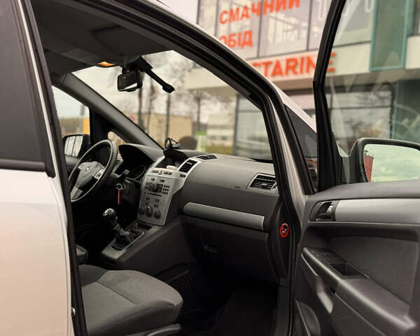 Серый Опель Зафира, объемом двигателя 1.7 л и пробегом 204 тыс. км за 8700 $, фото 26 на Automoto.ua