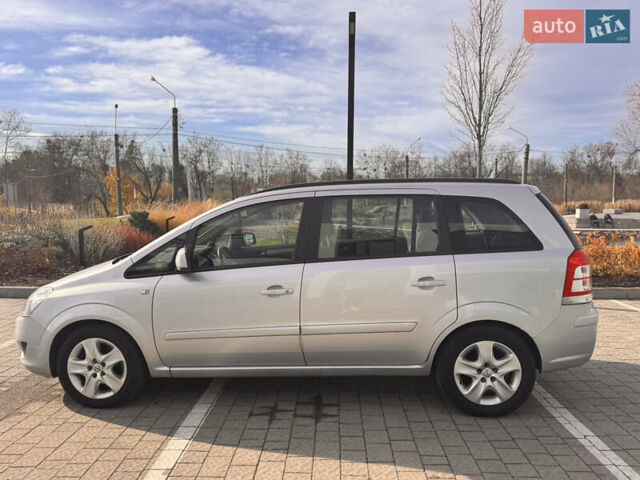 Серый Опель Зафира, объемом двигателя 1.7 л и пробегом 204 тыс. км за 8700 $, фото 6 на Automoto.ua