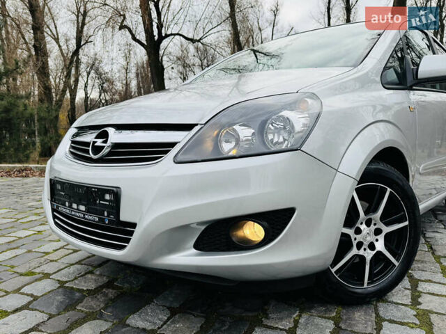 Серый Опель Зафира, объемом двигателя 1.6 л и пробегом 176 тыс. км за 7500 $, фото 2 на Automoto.ua