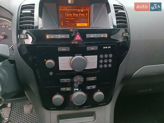 Серый Опель Зафира, объемом двигателя 1.69 л и пробегом 260 тыс. км за 8500 $, фото 2 на Automoto.ua