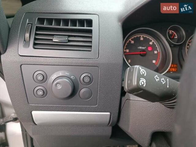 Серый Опель Зафира, объемом двигателя 1.69 л и пробегом 260 тыс. км за 8500 $, фото 6 на Automoto.ua