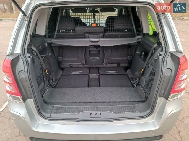 Серый Опель Зафира, объемом двигателя 1.69 л и пробегом 260 тыс. км за 8500 $, фото 39 на Automoto.ua