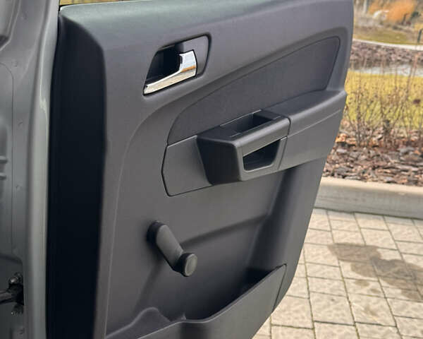 Серый Опель Зафира, объемом двигателя 1.7 л и пробегом 204 тыс. км за 8700 $, фото 8 на Automoto.ua