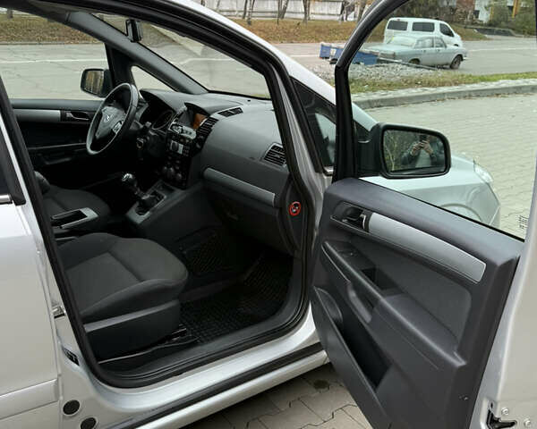 Серый Опель Зафира, объемом двигателя 1.8 л и пробегом 169 тыс. км за 8350 $, фото 48 на Automoto.ua