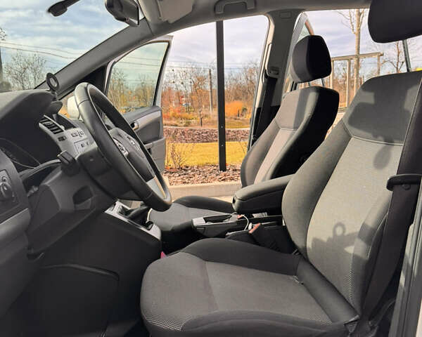 Серый Опель Зафира, объемом двигателя 1.7 л и пробегом 204 тыс. км за 8700 $, фото 28 на Automoto.ua