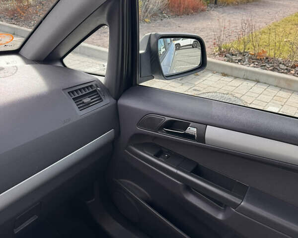 Серый Опель Зафира, объемом двигателя 1.7 л и пробегом 204 тыс. км за 8700 $, фото 18 на Automoto.ua