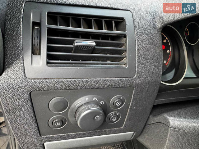 Сірий Опель Зафіра, об'ємом двигуна 1.7 л та пробігом 252 тис. км за 7999 $, фото 7 на Automoto.ua