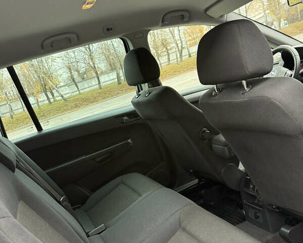 Серый Опель Зафира, объемом двигателя 1.8 л и пробегом 169 тыс. км за 8350 $, фото 43 на Automoto.ua