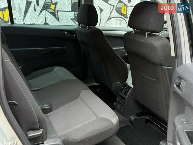 Серый Опель Зафира, объемом двигателя 1.8 л и пробегом 220 тыс. км за 7850 $, фото 23 на Automoto.ua