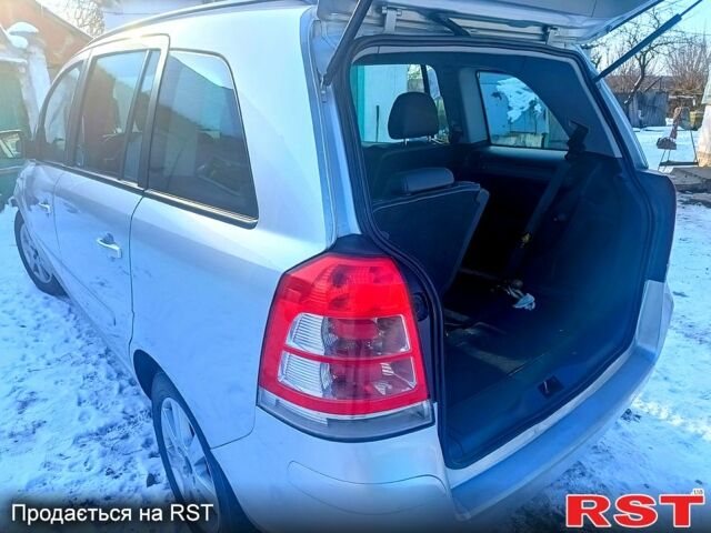 Серый Опель Зафира, объемом двигателя 1.7 л и пробегом 259 тыс. км за 8799 $, фото 2 на Automoto.ua