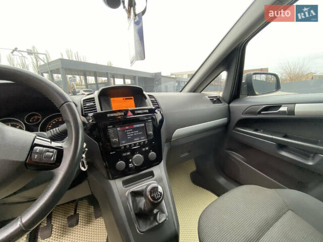 Серый Опель Зафира, объемом двигателя 1.69 л и пробегом 232 тыс. км за 9500 $, фото 4 на Automoto.ua