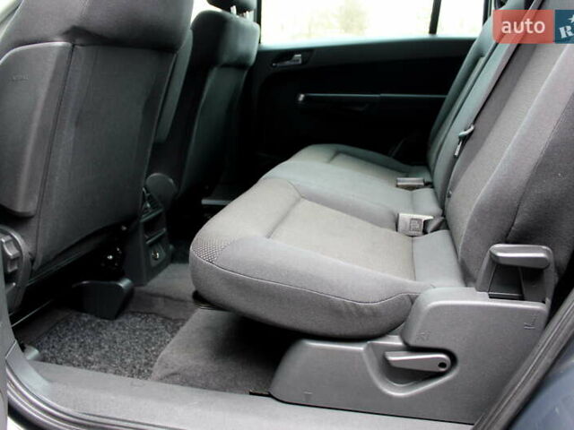 Серый Опель Зафира, объемом двигателя 1.7 л и пробегом 250 тыс. км за 8200 $, фото 56 на Automoto.ua