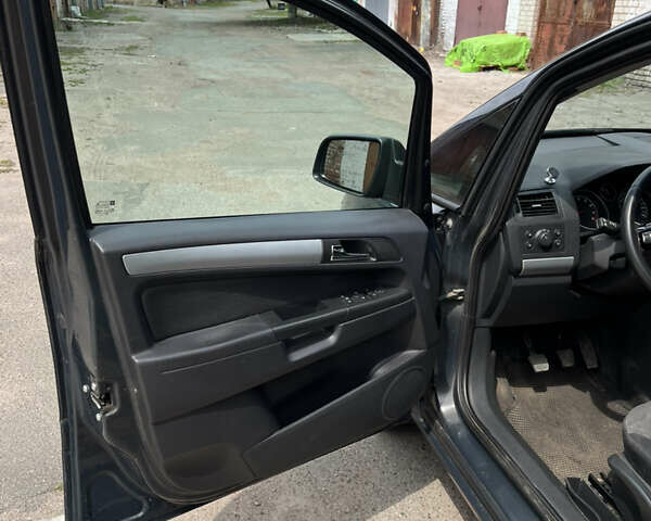 Серый Опель Зафира, объемом двигателя 1.8 л и пробегом 237 тыс. км за 8600 $, фото 4 на Automoto.ua