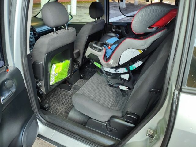 Серый Опель Зафира, объемом двигателя 2 л и пробегом 380 тыс. км за 3299 $, фото 14 на Automoto.ua