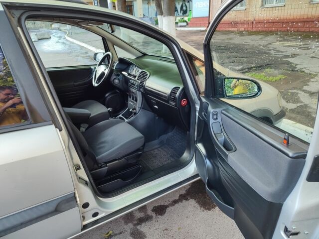 Серый Опель Зафира, объемом двигателя 2 л и пробегом 380 тыс. км за 3299 $, фото 22 на Automoto.ua