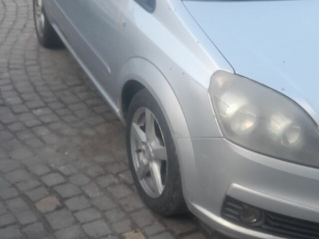 Серый Опель Зафира, объемом двигателя 1.9 л и пробегом 350 тыс. км за 4800 $, фото 2 на Automoto.ua