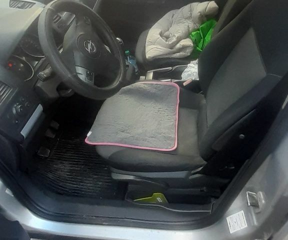 Серый Опель Зафира, объемом двигателя 1.9 л и пробегом 350 тыс. км за 4800 $, фото 5 на Automoto.ua