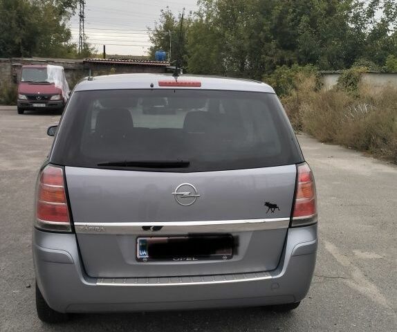 Серый Опель Зафира, объемом двигателя 1.6 л и пробегом 213 тыс. км за 5500 $, фото 1 на Automoto.ua