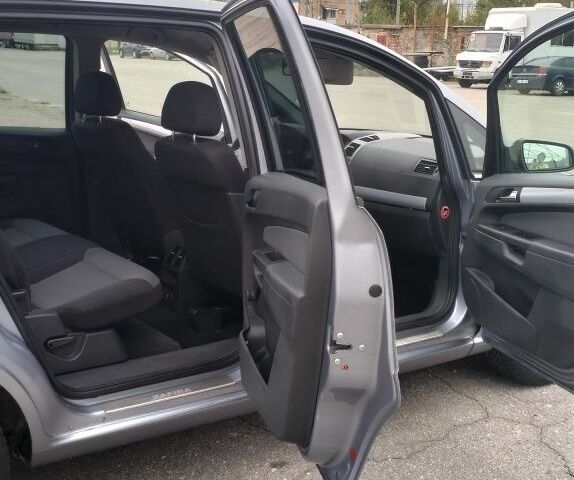 Серый Опель Зафира, объемом двигателя 1.6 л и пробегом 213 тыс. км за 5500 $, фото 7 на Automoto.ua