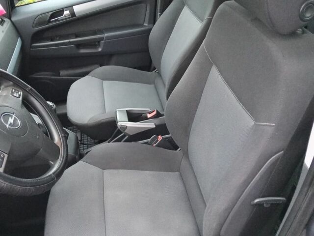 Серый Опель Зафира, объемом двигателя 1.6 л и пробегом 209 тыс. км за 7800 $, фото 7 на Automoto.ua