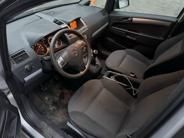 Серый Опель Зафира, объемом двигателя 1.8 л и пробегом 250 тыс. км за 4900 $, фото 5 на Automoto.ua