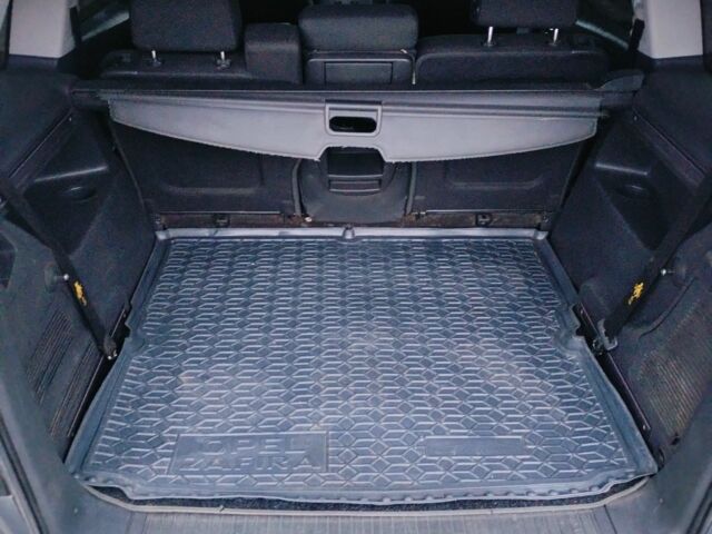 Серый Опель Зафира, объемом двигателя 1.9 л и пробегом 360 тыс. км за 5100 $, фото 7 на Automoto.ua