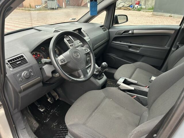 Серый Опель Зафира, объемом двигателя 1.9 л и пробегом 250 тыс. км за 2250 $, фото 8 на Automoto.ua