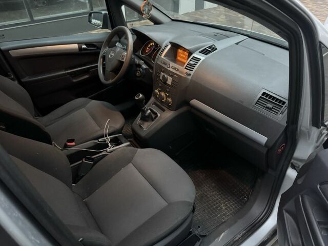 Серый Опель Зафира, объемом двигателя 1.8 л и пробегом 250 тыс. км за 4900 $, фото 4 на Automoto.ua