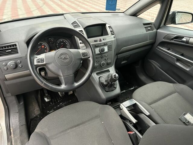 Серый Опель Зафира, объемом двигателя 1.9 л и пробегом 250 тыс. км за 2250 $, фото 11 на Automoto.ua