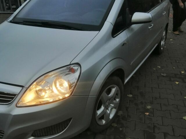 Серый Опель Зафира, объемом двигателя 1.9 л и пробегом 305 тыс. км за 7700 $, фото 2 на Automoto.ua