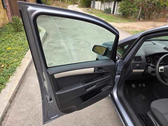 Серый Опель Зафира, объемом двигателя 1.6 л и пробегом 194 тыс. км за 6850 $, фото 18 на Automoto.ua