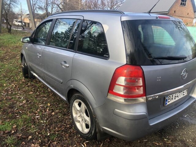 Серый Опель Зафира, объемом двигателя 1.9 л и пробегом 290 тыс. км за 5600 $, фото 1 на Automoto.ua