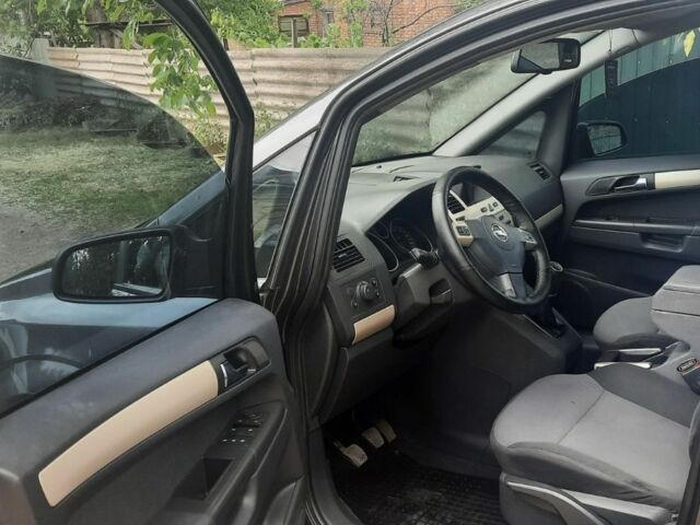 Серый Опель Зафира, объемом двигателя 1.7 л и пробегом 190 тыс. км за 5700 $, фото 1 на Automoto.ua