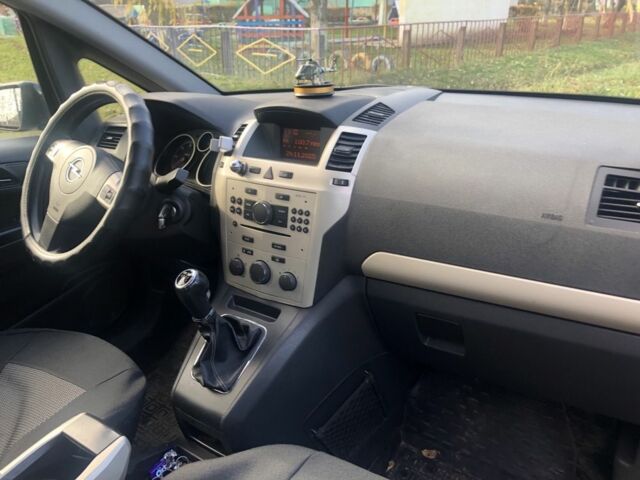 Серый Опель Зафира, объемом двигателя 1.9 л и пробегом 290 тыс. км за 5600 $, фото 4 на Automoto.ua