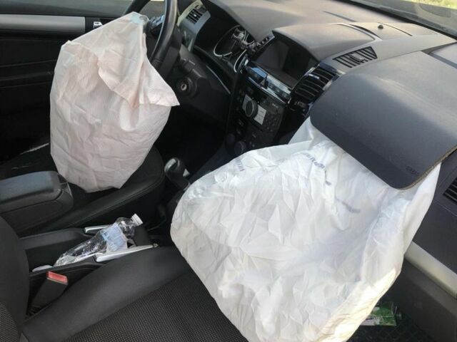 Серый Опель Зафира, объемом двигателя 1.9 л и пробегом 220 тыс. км за 4500 $, фото 4 на Automoto.ua