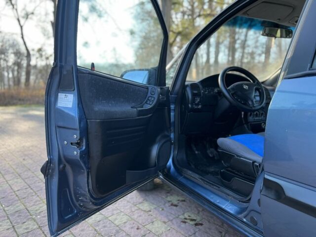 Синий Опель Зафира, объемом двигателя 2 л и пробегом 280 тыс. км за 2650 $, фото 14 на Automoto.ua