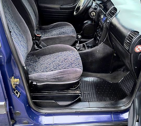 Синий Опель Зафира, объемом двигателя 2 л и пробегом 333 тыс. км за 1200 $, фото 8 на Automoto.ua