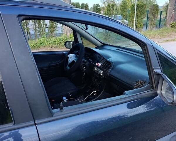 Синий Опель Зафира, объемом двигателя 1.99 л и пробегом 330 тыс. км за 3800 $, фото 2 на Automoto.ua