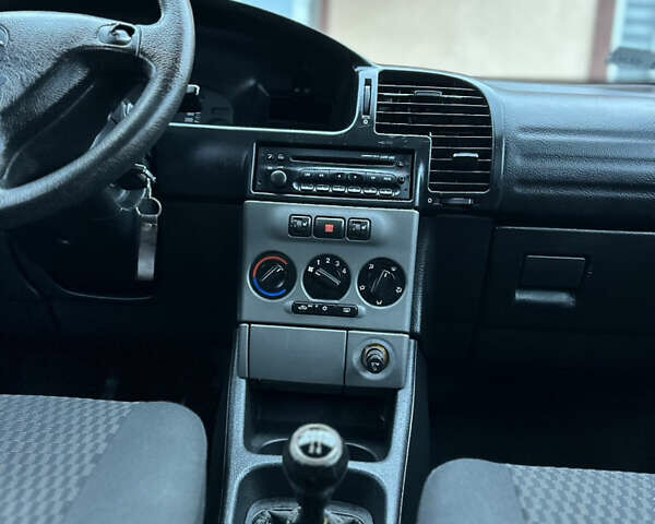 Синий Опель Зафира, объемом двигателя 1.6 л и пробегом 230 тыс. км за 3650 $, фото 51 на Automoto.ua