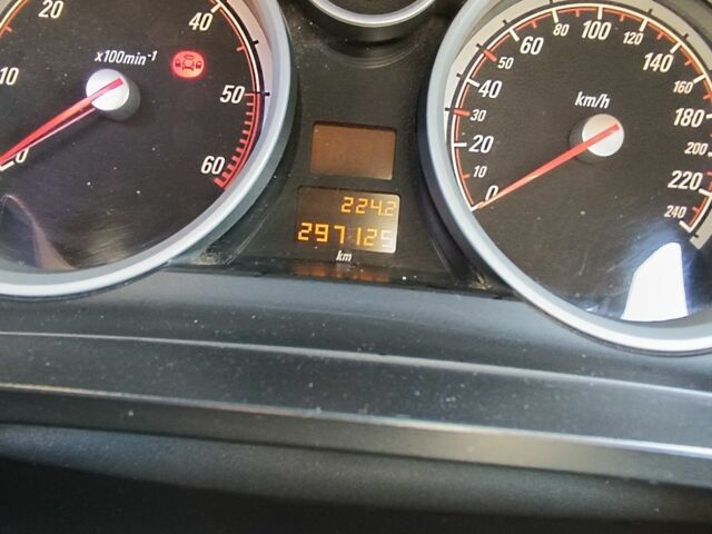 Синий Опель Зафира, объемом двигателя 1.9 л и пробегом 297 тыс. км за 5200 $, фото 4 на Automoto.ua