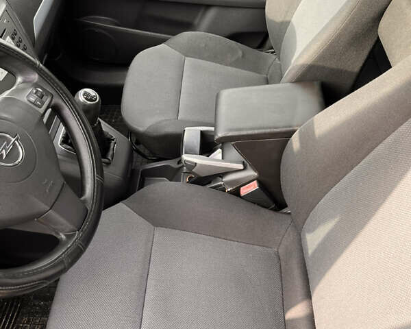 Синий Опель Зафира, объемом двигателя 1.6 л и пробегом 190 тыс. км за 5000 $, фото 9 на Automoto.ua