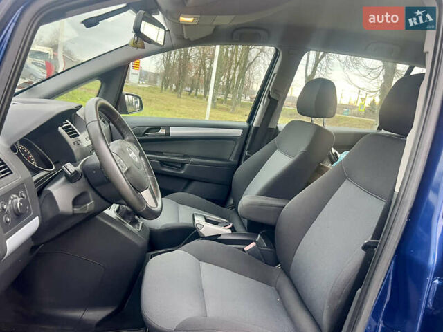 Синий Опель Зафира, объемом двигателя 2.2 л и пробегом 235 тыс. км за 5600 $, фото 19 на Automoto.ua