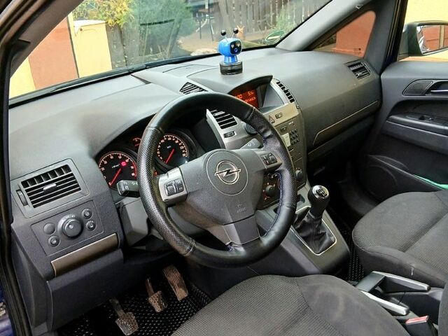 Синий Опель Зафира, объемом двигателя 1.6 л и пробегом 260 тыс. км за 5000 $, фото 4 на Automoto.ua