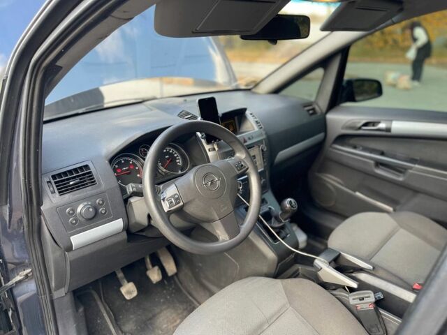 Синий Опель Зафира, объемом двигателя 1.9 л и пробегом 300 тыс. км за 4450 $, фото 6 на Automoto.ua