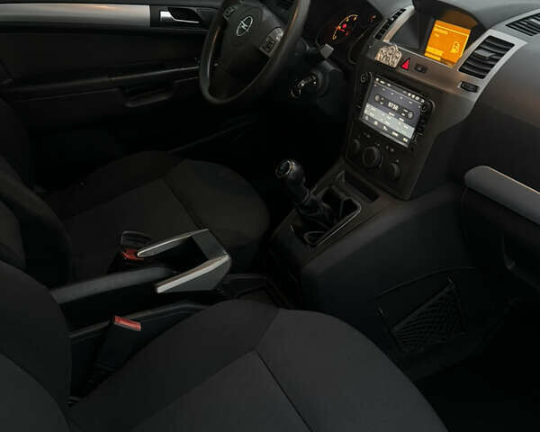 Синий Опель Зафира, объемом двигателя 1.9 л и пробегом 299 тыс. км за 5000 $, фото 23 на Automoto.ua