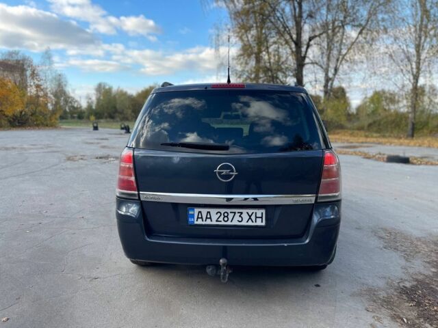 Синий Опель Зафира, объемом двигателя 1.9 л и пробегом 300 тыс. км за 4450 $, фото 4 на Automoto.ua