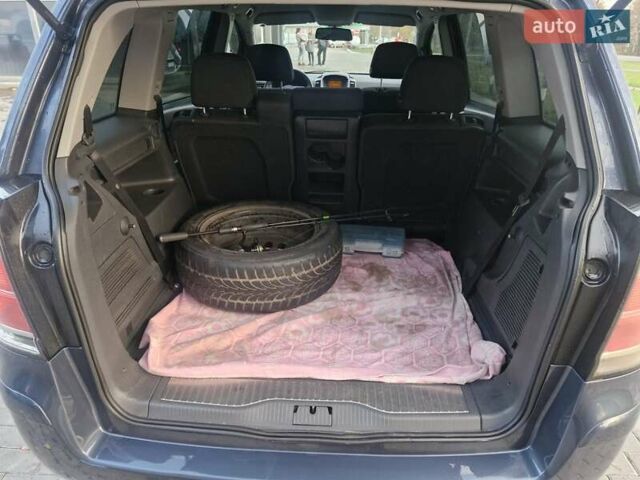 Синий Опель Зафира, объемом двигателя 1.6 л и пробегом 262 тыс. км за 4900 $, фото 3 на Automoto.ua