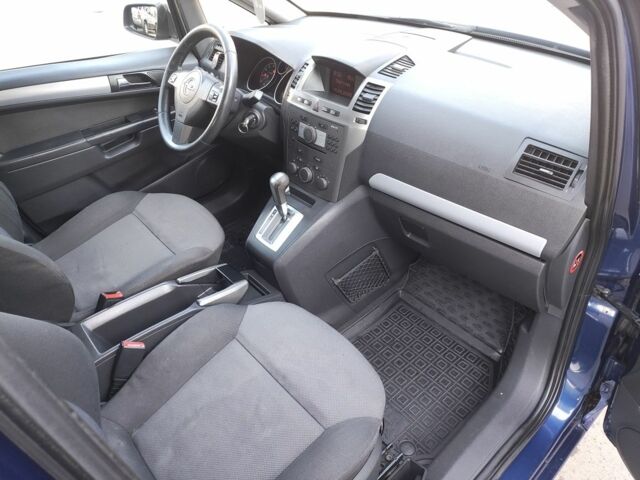 Синий Опель Зафира, объемом двигателя 2.2 л и пробегом 175 тыс. км за 5500 $, фото 6 на Automoto.ua